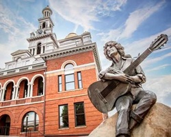 Dolly Parton statue in Sevierville, Tennessee